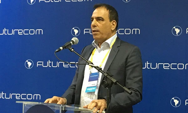 Operadoras terão dificuldade em vender planos de voz, diz CEO da Vivo
