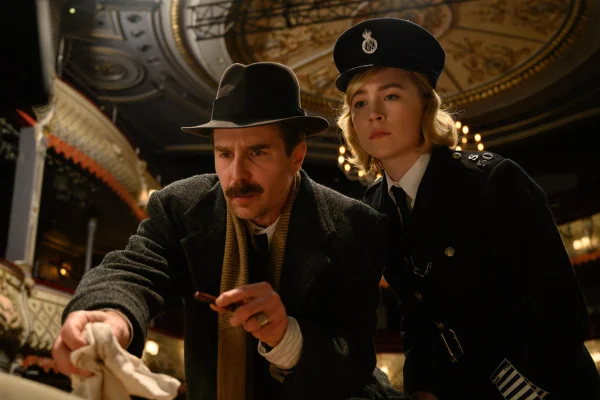 Cena do trailer de novo filme da Disney, Veja Como Eles Correm, com os atores Sam Rockwell e Saoirse Ronan - Metrópoles