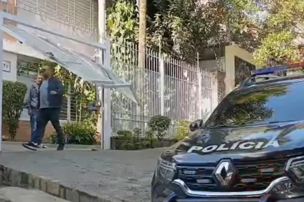 Imagem colorida de casa de desembargador invadida com viatura da polícia na frente. Metrópoles
