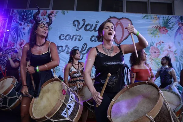 Inclusivo, bloco Vai com as Profanas lota o Setor Comercial Sul