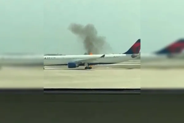 Imagem colorida de fumaça saindo de uma aeronave