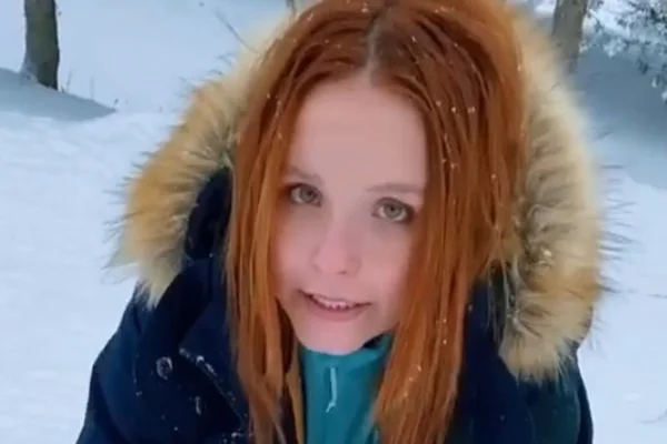 Vídeo. Nos EUA, Larissa Manoela dá pirueta e cai de bunda na neve
