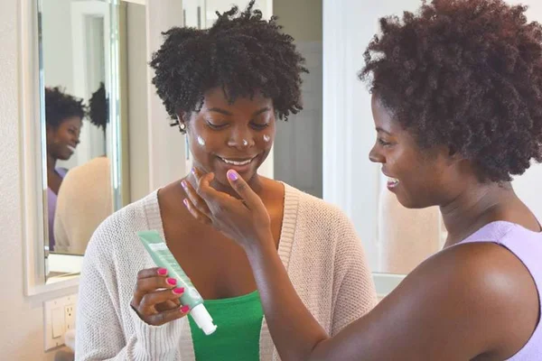 Mulheres criam protetor solar próprio para a pele negra