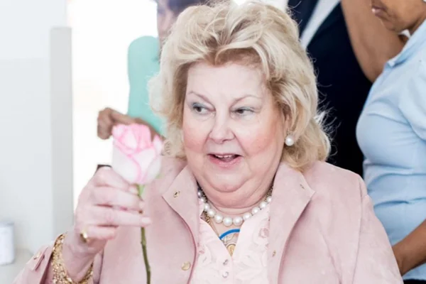 Mulher idosa segura uma rosa