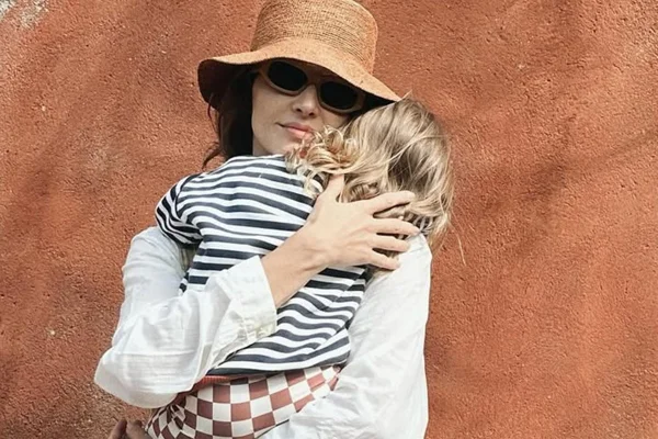 Esposa de Júnior Lima, Monica Benini atualiza quadro da filha após diagnóstico grave - Metrópoles