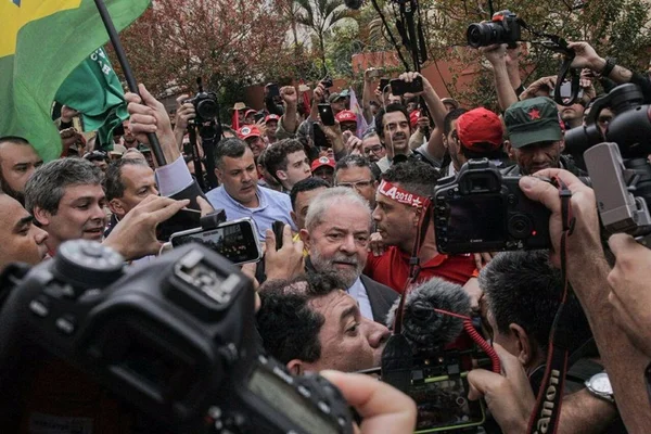 Em Curitiba, Lula manifesta “indignação” com suspensão de instituto