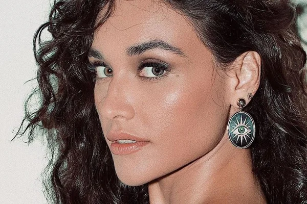 Débora Nascimento surge deslumbrante em foto feita por namorado