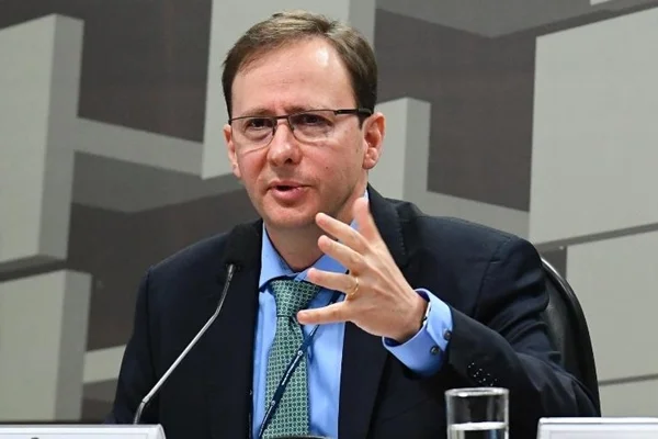 Guedes e BC terão que explicar contratação de diretor que mora nos EUA
