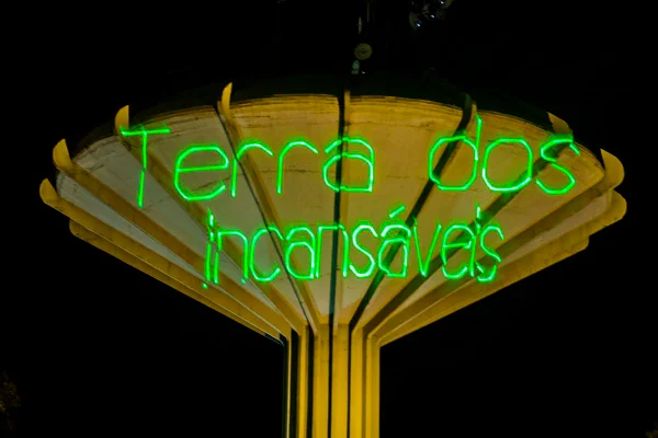 foto colorida de caixa d'água da ceilandia com frase terra dos incansáveis - metrópoles