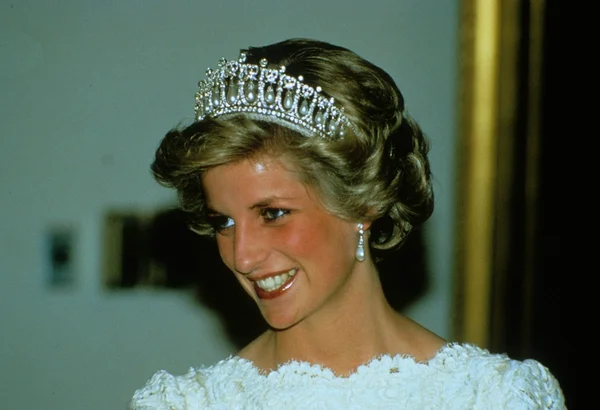 Na imagem com cor, a princesa Diana com coroa - Metrópoles