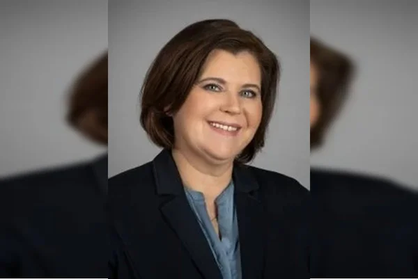 Foto colorida da ministra da Islândia Ásthildur Lóa Thórsdóttir - Metrópoles