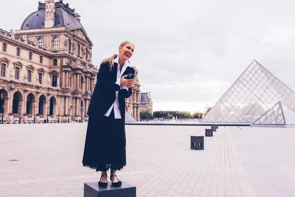 foto colorida de Céline Dion em paris - metrópoles