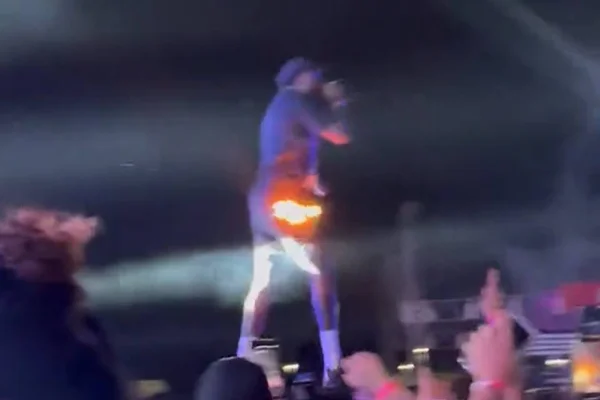 Short de Djonga pega fogo durante show no Rio - Metrópoles