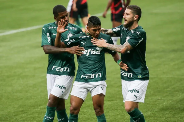 Com 2 de Rony, Palmeiras domina Athletico-PR e reage após tropeço