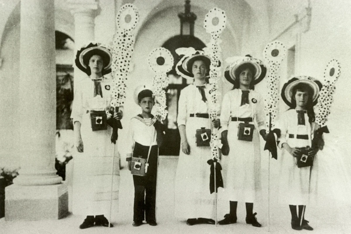 As filhas e o filho de Nicolau II, Tatiana, Tsarevich Alexei, Olga, Maria e Anastasia As filhas e o filho de Nicolau II, Tatiana, Tsarevich Alexei, Olga, Maria e Anastasia