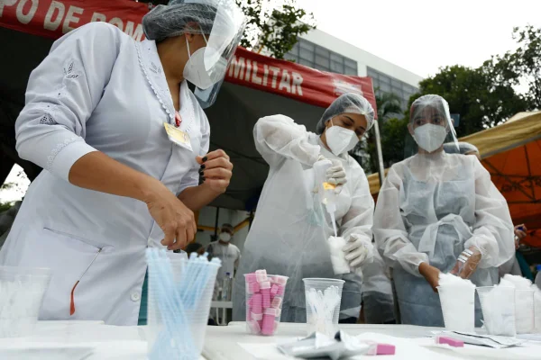 Crianças e adolescentes são testados para CoViD-19 em ação organizada pelo Governo de Goiás