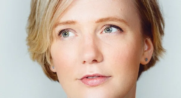 Imagem colorida da deputada britânica Stella Creasy, que foi advertida por ter levado seu filho de três meses para o parlamento do Reino Unido