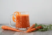 Suco de cenoura não ativa a melanina da pele, mas pode trazer um tom levemente alaranjado Suco de cenoura não ativa a melanina da pele, mas pode trazer um tom levemente alaranjado