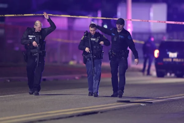 Imagem colorida mostra policiais após tiroteio na Universidade Michigan State, nos Estados Unidos - Metrópoles