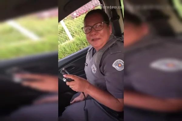 Policial com rádio recebe surpresa