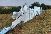 Imagem próxima mostra destroços da aeronave