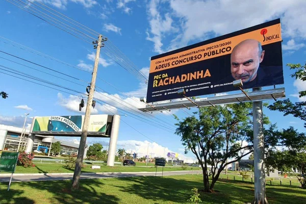 Outdoor usa foto de Queiroz na campanha contra reforma administrativa