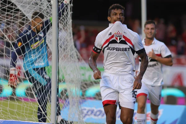 Em jogo complicado, São Paulo vence Portuguesa com gol de Luiz Gustavo