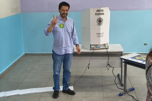 Imagem colorida mostra Ricardo Nunes votando em SP. Metrópoles