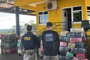 As drogas foram encontradas com o auxílio de cães farejadores 