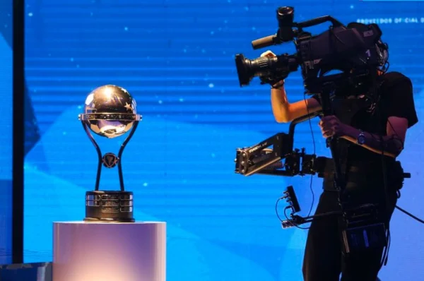 Taça da Copa Sul-Americana durante sorteio da segunda fase
