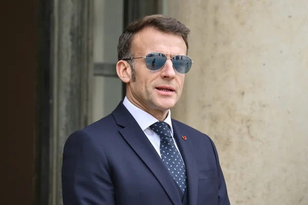 emmanuel macron de óculos escuros - metrópoles