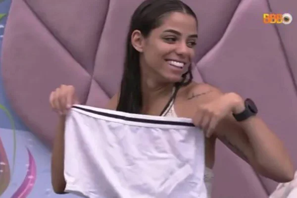 Foto colorida de Key Alves segurando cueca - Metrópoles