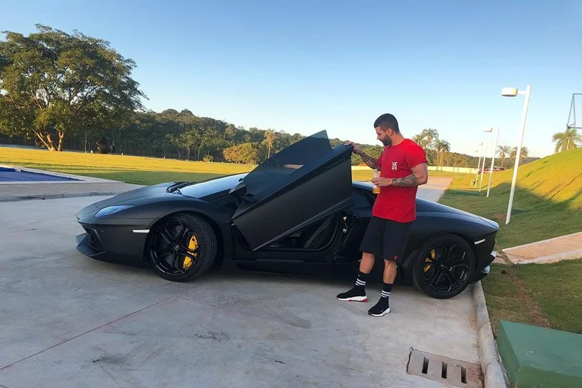 Ele publicou no Instagram uma foto onde aparece ostentando sua Lamborghini, modelo Aventador Ele publicou no Instagram uma foto onde aparece ostentando sua Lamborghini, modelo Aventador