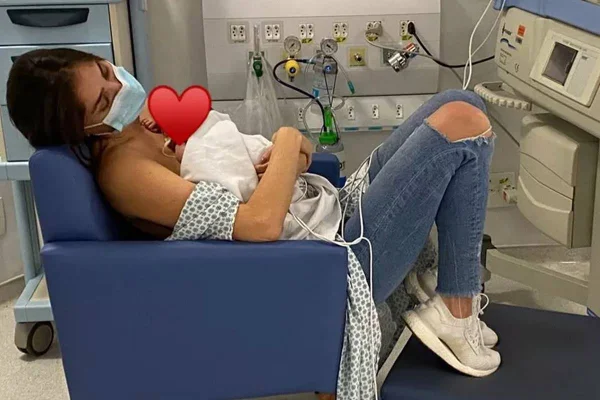 Romana Novais com Raika no hospital