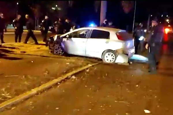 Homem foge de blitz da PMDF na Asa Norte e bate em viaduto