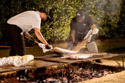 Chef Saulo Jennings prepara pirarucu