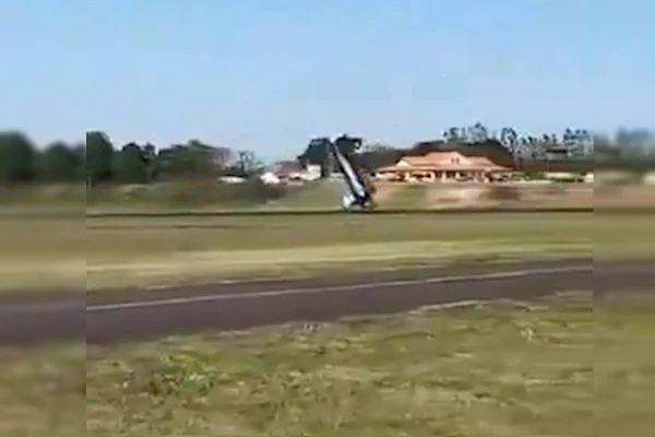 Imagem colorida mostra avião dando "cambalhota" no Paraná - Metrópoles