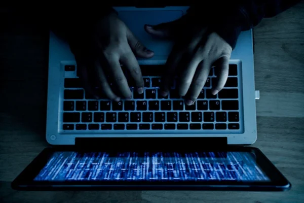 Pessoa digitando em um teclado - Metrópoles