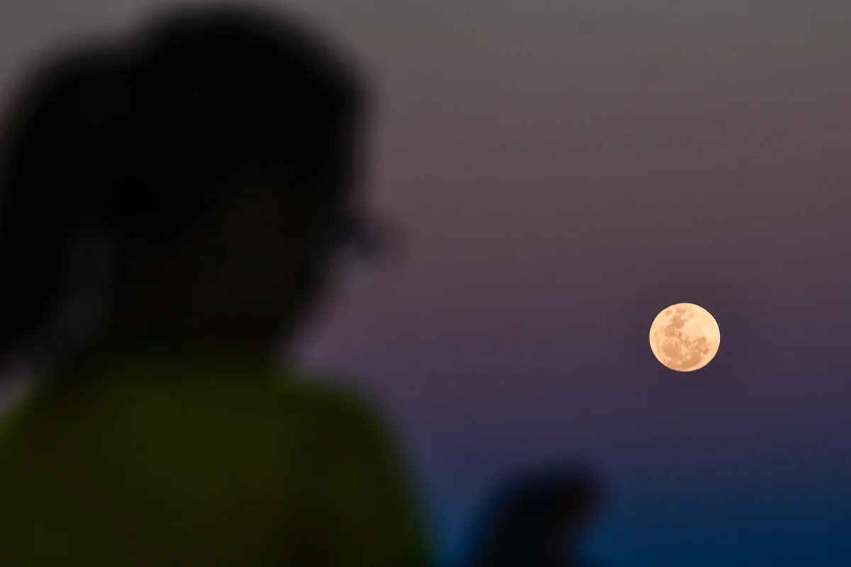Lua de morango não muda de cor e tem a mesma aparência de qualquer outra Lua cheia, com tons predominantemente brancos e acinzentados. Lua de morango não muda de cor e tem a mesma aparência de qualquer outra Lua cheia, com tons predominantemente brancos e acinzentados.