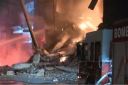 As chamas começaram por volta das 18h e se espalharam rapidamente pelo local, que fica em uma área com estabelecimentos comerciais e centros de distribuição 