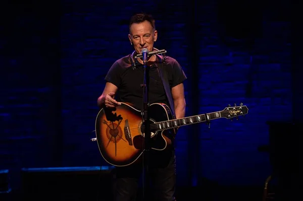 Vídeo: aos 73 anos, Bruce Springsteen leva tombo durante show