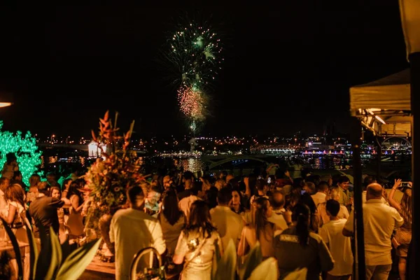 Pontão do Lago Sul vira o ano com megashow de fogos de artifício