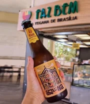 O cardápio oferece cervejas, drinques e bebidas não-alcóolicas