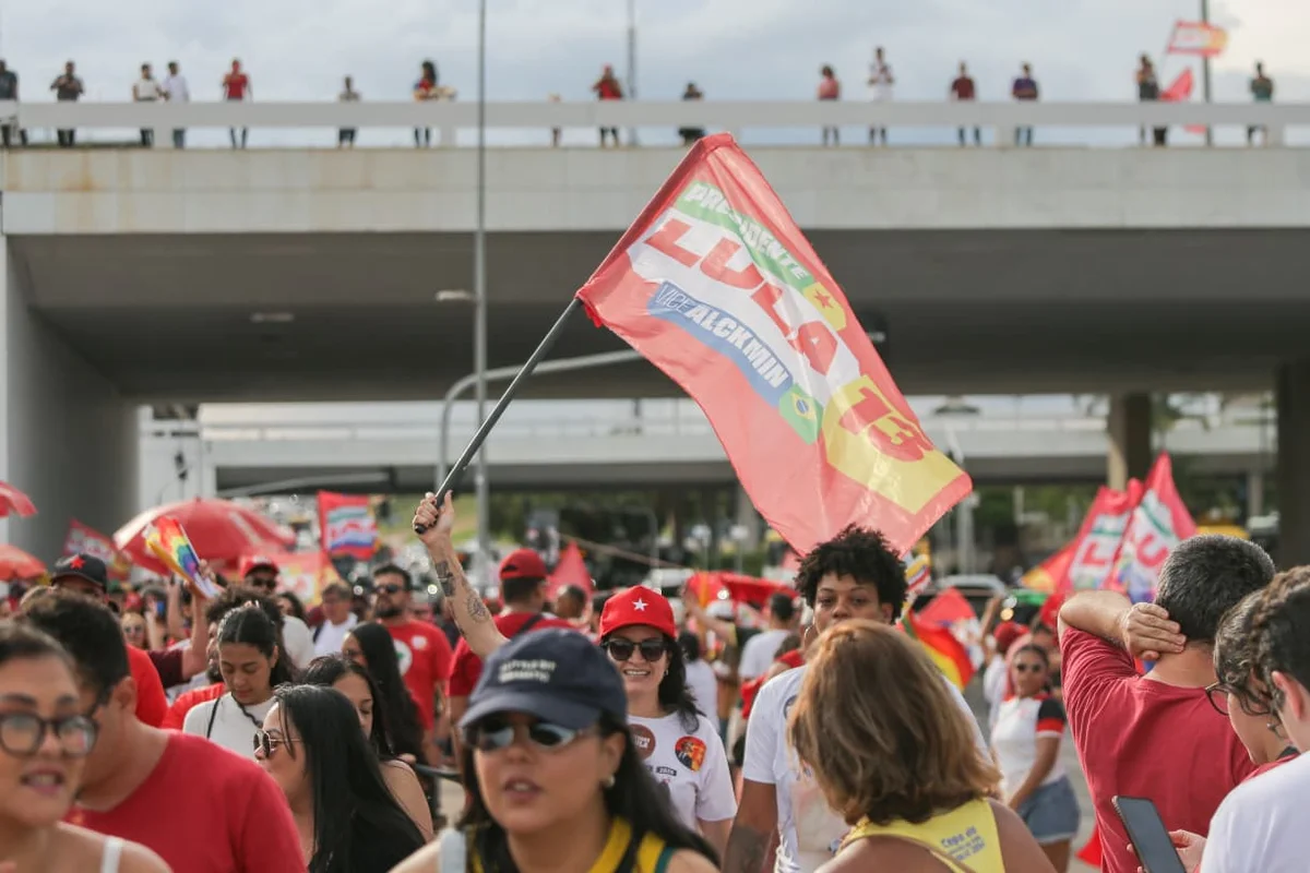 Grupo começou a se reunir por volta das 15h Grupo começou a se reunir por volta das 15h