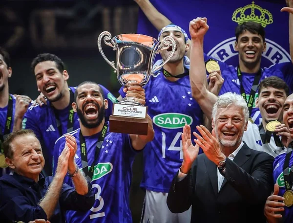 Jogadores de vôlei do Cruzeiro erguem troféu