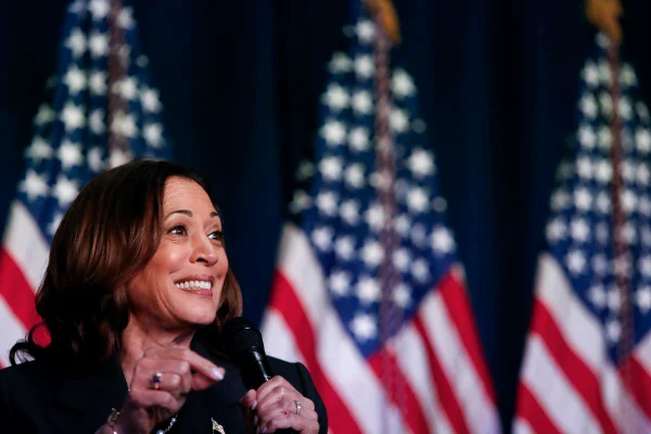 Imagem colorida mostra a vice-presidente dos EUA, Kamala Harris - Metrópoles