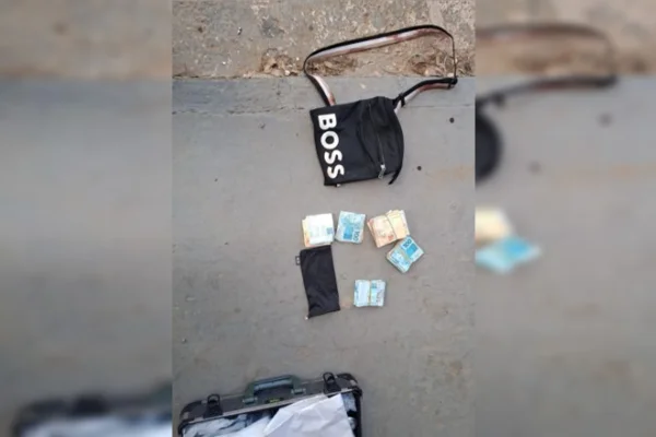 Além dos corpos, bolsa cheia de dinheiro foi encontrada em caminhonete