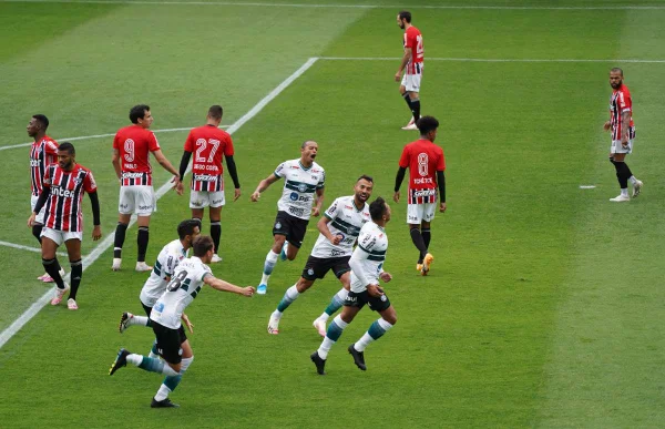 São Paulo só empata com o Coritiba e mantém jejum de vitórias