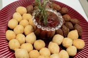 Risole e kibe com geleia de pimenta com morango