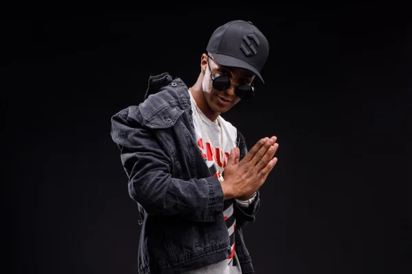 Parceiro de Hungria, brasiliense Misael é nova estrela do rap nacional